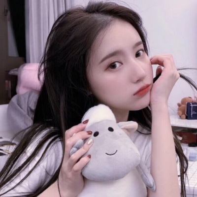 梁田小姐姐夏日美照来袭，穿一身白裙黑发带点缀，浪漫又唯美